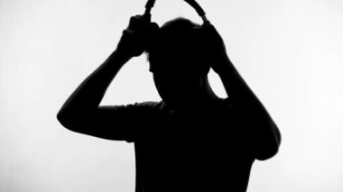Beyaz arka plan üzerinde büyük kulaklıklar yeni şarkı dinleme müzik fan hobi