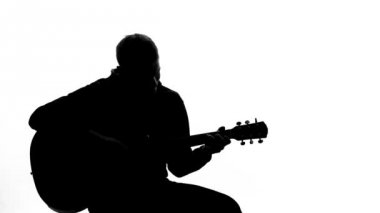Seçmelerde gitar çalmak, şarkı, eğlence performans yetenekli müzisyen