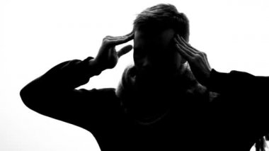 Çok çalışan genç adam kronik baş ağrısı, sürtünme tapınaklar, sıcaklık hissediyorum