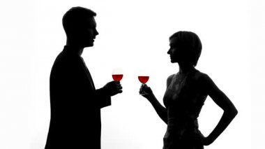 Adam gölge Şarap kadehi ile kutlayan yıldönümü tungur severler kızartma