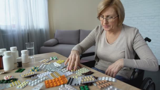 Trieste oude vrouw gooien pillen uit de tabel en huilen, gezondheidsprobleem, depressie — Stockvideo