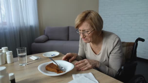 Депрессивная пожилая женщина чувствует себя одинокой в доме престарелых, отказываясь есть, старость — стоковое видео