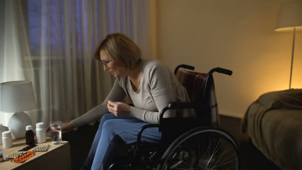 Старая леди-инвалид, принимающая прописанные лекарства, реабилитация в доме престарелых — стоковое видео