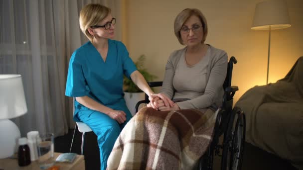 Medische werknemer houden vrouwelijke patiënt hand, verpleegkundige service, ondersteuning en zorg — Stockvideo