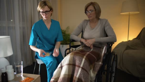 Üzgün hastane hastanın hemşire eliyle, Depresyon ilacı reddederek — Stok video