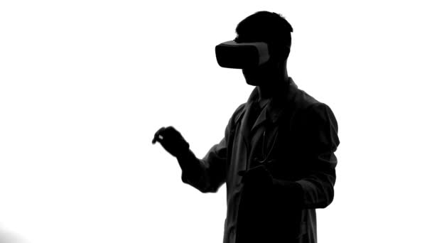 Científico médico en gafas de realidad virtual simulando operación, innovación — Vídeo de stock