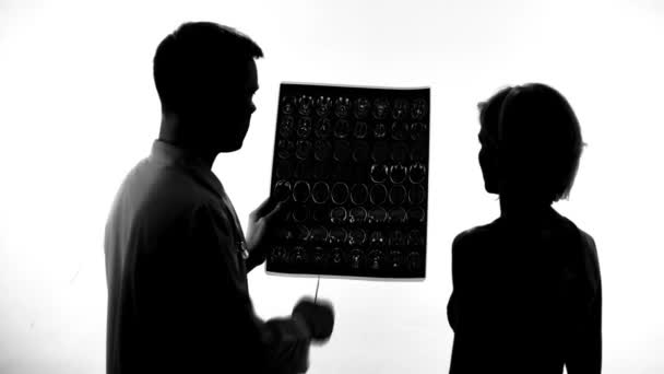 男性医生的影子显示对女性患者的磁共振成像结果不佳, 治疗 — 图库视频影像