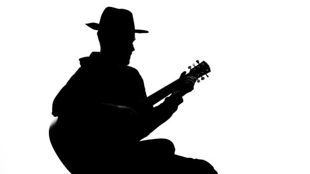 Silhouette musicista cantare e suonare la chitarra al concerto, tempo libero arte, talento — Video Stock