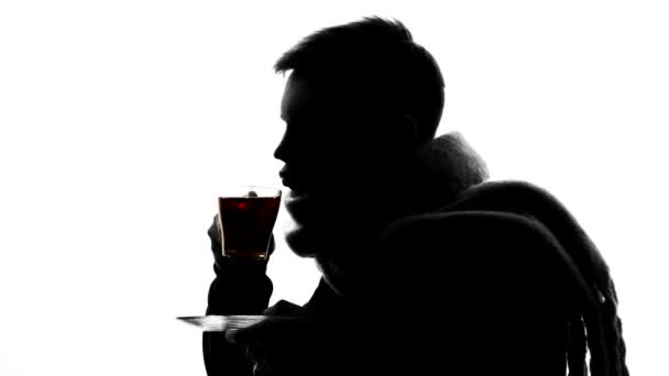 Ο άνθρωπος που έχει γρίπη πίνοντας ζεστό τσάι σε λευκό φόντο, πόνος στο λαιμό, λοίμωξη — Αρχείο Βίντεο