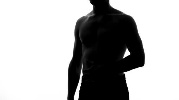 Genç erkek mide ağrısı, sağlıksız gıda beslenme, hazımsızlık sorunu hissediyorum — Stok video