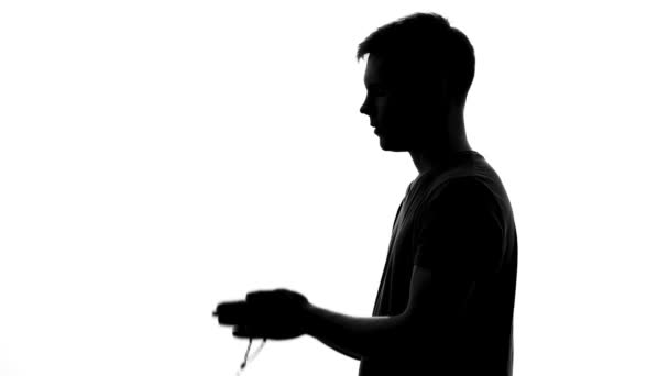 Θρησκευόμενος άνθρωπος με κομπολόι στα χέρια, προσεύχεται σε άσπρο φόντο, πνευματική τελετουργικό — Αρχείο Βίντεο