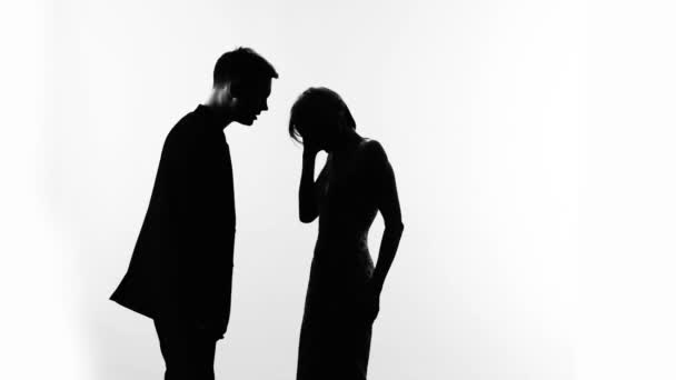 Agressieve jonge man duwen zijn vriendin, huiselijk geweld, misbruik betrekkingen — Stockvideo