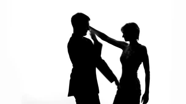 Eğlenceli romantik tarihte çift dans sevgi dolu holding kız arkadaşı, genç adam — Stok video