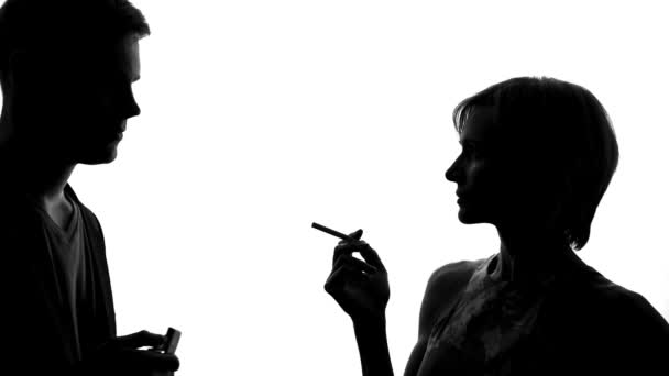 Joven hombre que viene y la iluminación de cigarrillos mujer, coqueteando en la fiesta, conocido — Vídeo de stock