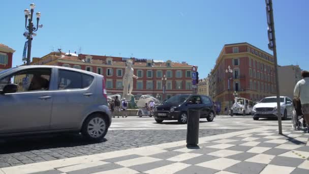 NICE, FRANCIA - CIRCA JUNIO 2016: Turismo en la ciudad. Plaza Massena en Niza, tráfico activo y muchos turistas caminando, Francia — Vídeo de stock