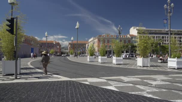 Mucha gente caminando Plaza Massena por Conversación en Niza instalación — Vídeo de stock