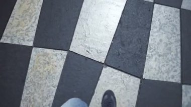 Kuralları, pov yürüyen satranç tahtası Meydanı bacaklar bağımsız genç adam