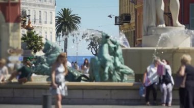 İnsanlar tarafından yürüyüş ve güneş çeşme de Nice, şehir hayatının yakınındaki fotoğraf çekimi