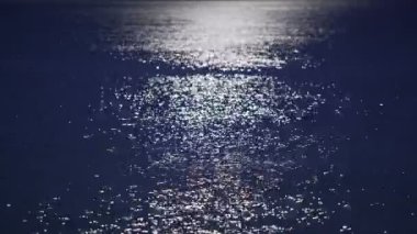 Güzel romantik ay glade karanlık su yüzeyinde, gece deniz manzarası parıldayan