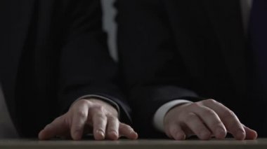 İki Eşcinsel resmi erkekler gizlice elele masada konferans sırasında