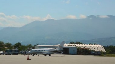 Özel jet charter uçuş için taşıma hazır Havaalanı pist üzerinde duran