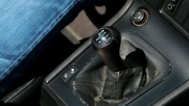 El oto, ucuz taksi hizmeti sürüş sırasında vites erkek araba sürücüsü