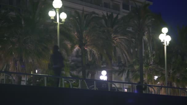 Alleenstaande vrouw lopen straat laat bij nacht, romantische paar genieten van datum — Stockvideo