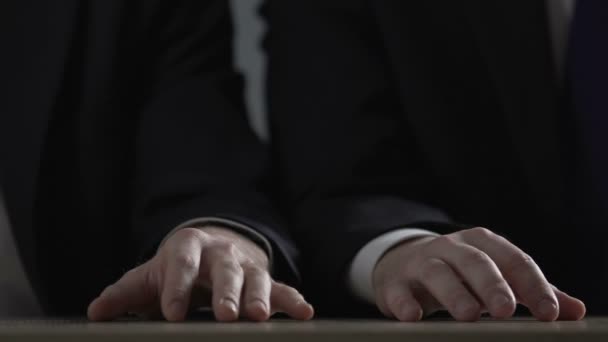 Deux hommes officiels homosexuels tenant secrètement la main à table pendant la conférence 