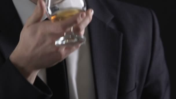 Успешный бизнесмен пьет виски и держит в руках долларовые купюры, богатый человек — стоковое видео