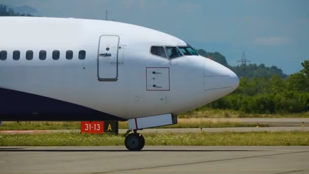 Avión de pasajeros moderno que conduce la pista antes del despegue, que sale del aeropuerto — Vídeo de stock