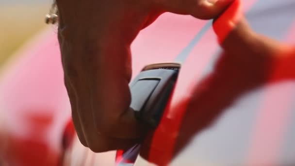 Puerta de apertura de mano masculina de auto rojo, conductor o pasajero listo para el viaje en coche — Vídeo de stock