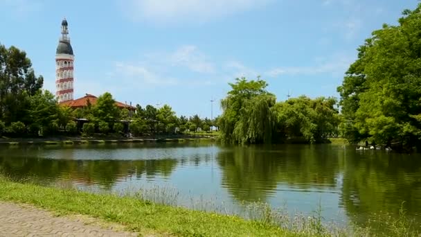 Ardagani 湖在巴统被茂盛的植物, 自然片断围拢在大都市 — 图库视频影像