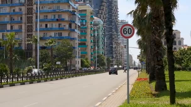 Zwyczajne życie w Batumi, pojazdy, przesunięcie w dół ulicy, Podroz do Gruzji słoneczny — Wideo stockowe
