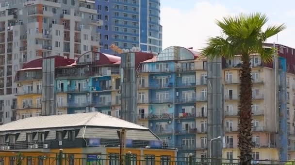 Alte und moderne Apartmenthäuser in Batumi, Immobilien zu vermieten oder zu verkaufen, Georgien — Stockvideo