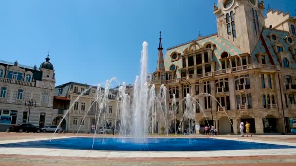 Fountain in center of Europe Square in Batumi, tourists viewing city landmarks — Stock Video