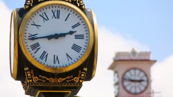 Часы в стиле ретро, украшающие старый парк и центральную площадь города, время измерения — стоковое видео
