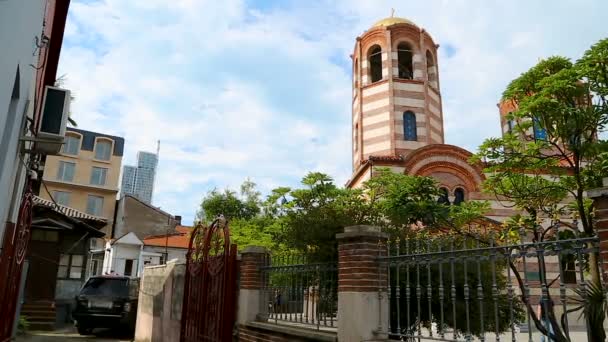 Touristen, die alte griechische St.-Nikolaus-Kirche im Zentrum von Batumi besichtigen, Stadtrundfahrt — Stockvideo