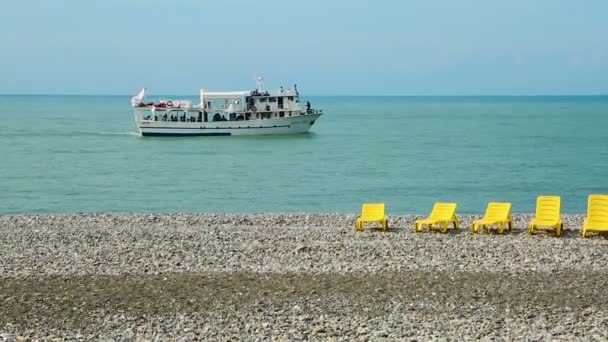 Barco de placer con turistas a lo largo de la costa del Mar Negro en Batumi, Georgia — Vídeos de Stock