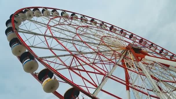 Riesenrad dreht sich und funkelt mit Lichtern, touristische Unterhaltung — Stockvideo