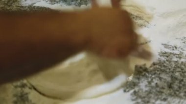 Hamur yoğurma, geleneksel Gürcü mutfağı yemek hazırlama erkek Cook'un eller