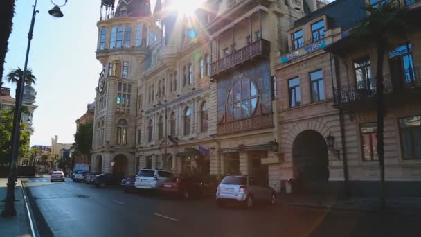 Edificio del banco nacional decorado con reloj astronómico en Batumi, Georgia — Vídeos de Stock