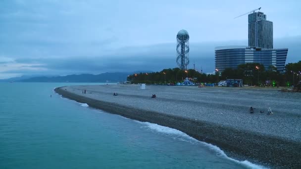Batumi resort situato sulla costa del Mar Nero, poche persone sulla spiaggia di ghiaia in serata — Video Stock