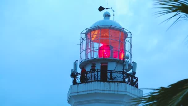 Faro brillando al atardecer para mostrar a los marineros la dirección correcta, símbolo de esperanza — Vídeo de stock