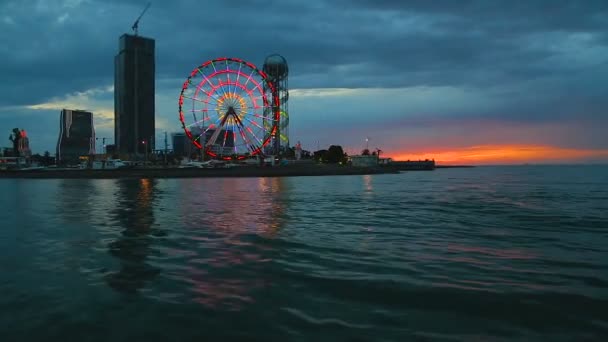 Vista desde el mar en lugares emblemáticos de Batumi, torre alfabética y rueda de observación — Vídeos de Stock