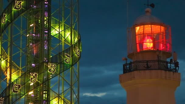 Torre alfabética y faro en Batumi iluminado por la noche, visita a Georgia — Vídeo de stock