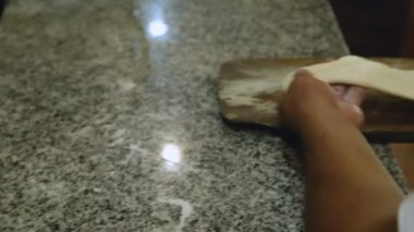 Peynir ekleyerek khachapuri, geleneksel Gürcü mutfağı, ulusal çanak için Cook