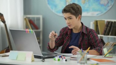 Çocuk başarılı bir şekilde ev ödevi, okul için uzaktan eğitim ile başa çıkma