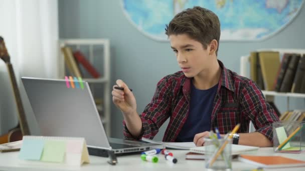 Niño varón haciendo la tarea en la habitación usando el libro electrónico en el ordenador portátil, educación contemporánea — Vídeos de Stock