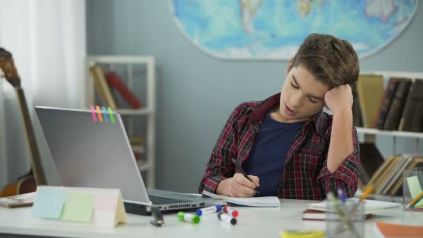 Adolescente con dificultad para escribir ensayo escolar, uso de la computadora, educación — Vídeo de stock
