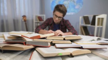 Abstruse hesaplamalar yapmak ve onun odasında otururken formülleri karşılaştırarak inek çocuk